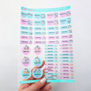 3 planchas UNICORNIOS 125 u. – Etiquetas Escolares Personalizadas DTF UV Resistentes al Agua – para Útiles, Botellas y Tapers