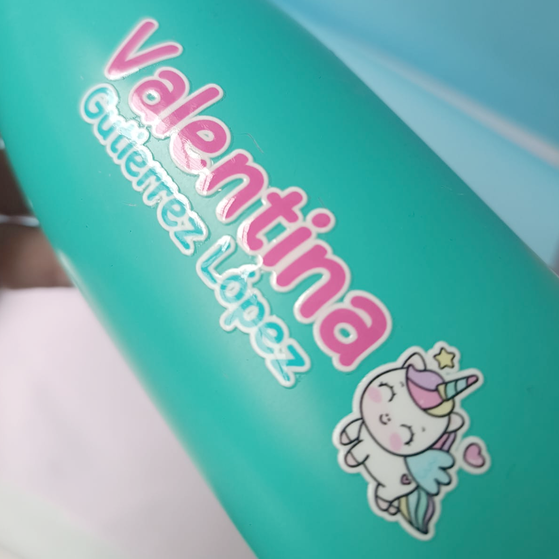 1 plancha Nombres sin fondo 38 u. - Etiquetas Escolares Personalizadas DTF UV Resistentes al Agua - para Útiles, Botellas y Tapers (copia) - Imagen 3