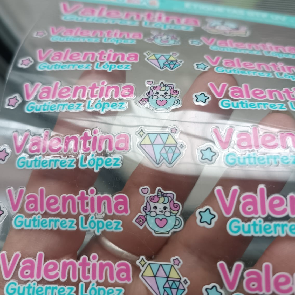 1 plancha Nombres sin fondo 38 u. - Etiquetas Escolares Personalizadas DTF UV Resistentes al Agua - para Útiles, Botellas y Tapers (copia) - Imagen 2