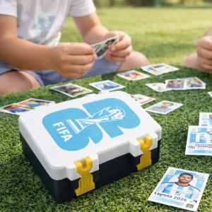 Caja para Figuritas del Mundial 2026 con divisor Modelo: FIFA logo celeste – base negra – trabas amarrillo – divisor celeste