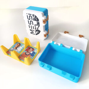Caja para Figuritas del Mundial 2026 con divisor Modelo: MESSI tapa blanca – base celeste – trabas oro – divisor amarillo