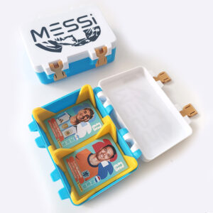 Caja para Figuritas del Mundial 2026 con divisor Modelo: MESSI tapa blanca – base celeste – trabas oro – divisor amarillo