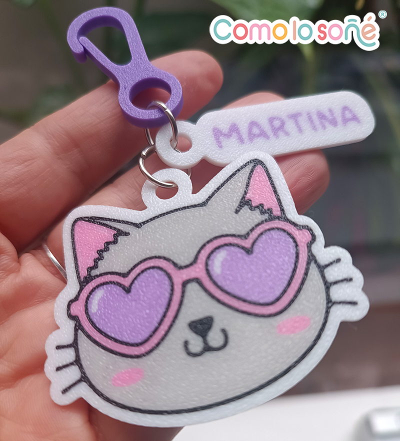 Llavero personalizado en 3D con nombre. Ideal para souvenirs con personajes mochilas, bolsos y llaves. Resistente, liviano y único. Elegí colores y creá el tuyo.